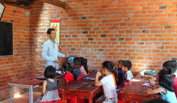 Thầy Nguyễn Công Nội ôn tập kiến thức tiếng Anh cho các em nhỏ. ẢNh: N.T 