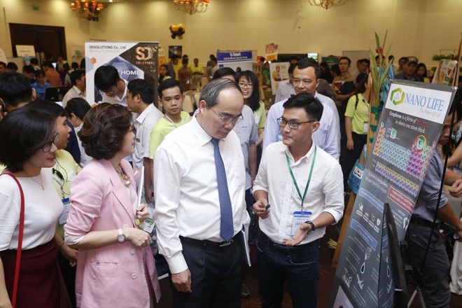 Lê Minh Tuấn giới thiệu các ứng dụng của công nghệ Graphene Nano với Bí thư Thành ủy TPHCM Nguyễn Thiện Nhân tại cuộc thi Vietnam Startup Wheel 2018. Ảnh: Đ.D 