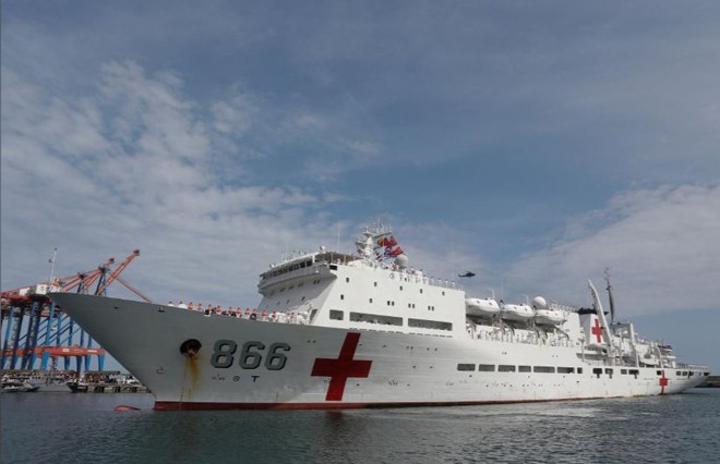 Tàu bệnh viện mang số hiệu 866 cập cảng Venezuela. Ảnh: Reuters 