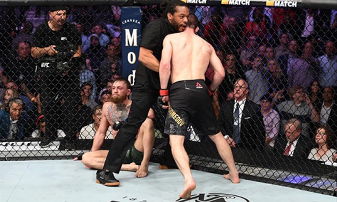 McGregor (ngồi) hứng chịu thất bại ngay lần đầu thi đấu trong lồng bát giác sau 2 năm vắng bóng 