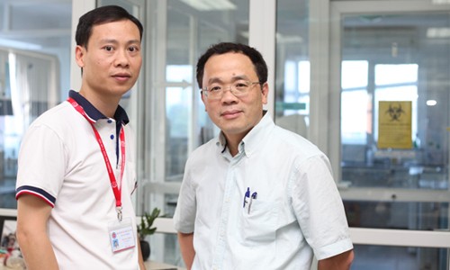 GS Văn (phải) cùng PGS Thịnh tại ĐH Y Hà Nội. Ảnh: như ý