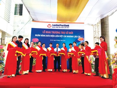Ông Phạm Doãn Sơn, Tổng giám đốc LienVietPostBank (thứ hai bên tay phải vào) tại lễ cắt băng khai trương chi nhánh Lào Cai tháng 5/2018 