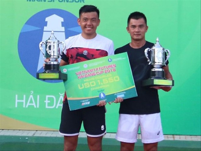 Hoàng Nam (trái) và Quốc Khánh vô địch đôi nam giải quần vợt Việt Nam F4 Futures