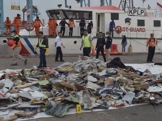 Mảnh vụn và đồ đạc trên máy bay vớt được từ dưới biển. Ảnh: Getty Images