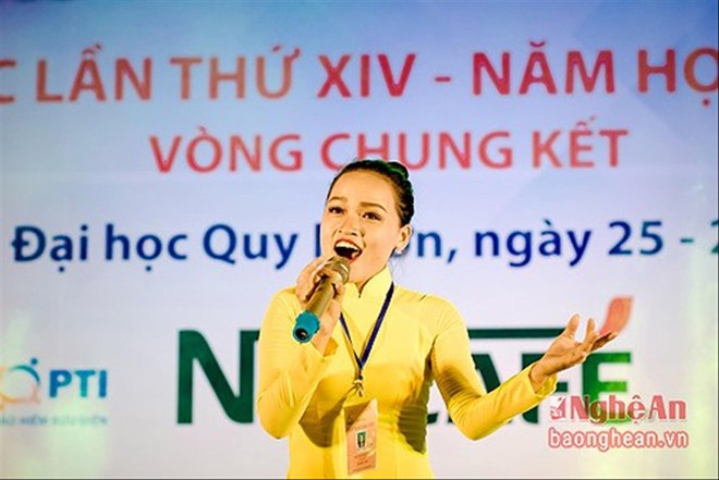 Nguyễn Thị Huyền hát rất hay những ca khúc về mẹ. ảnh: NVCC