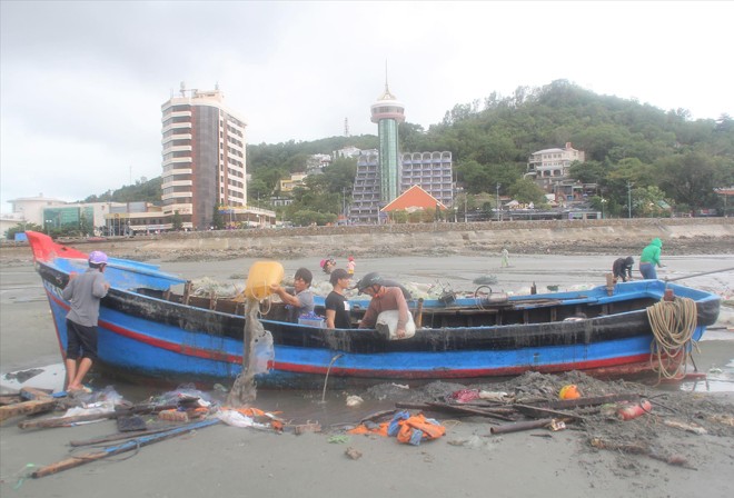 Tàu thuyền của ngư dân Vũng Tàu bị bão quật tan tành. ảnh: Ngô Tùng