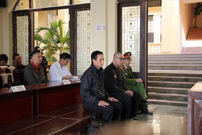 Cha con ông Tuấn, Bình tại phòng xét xử sáng 26/11