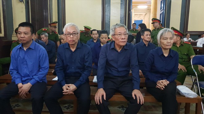 Các bị cáo tại tòa hôm 4/12. Ảnh: Văn Minh 