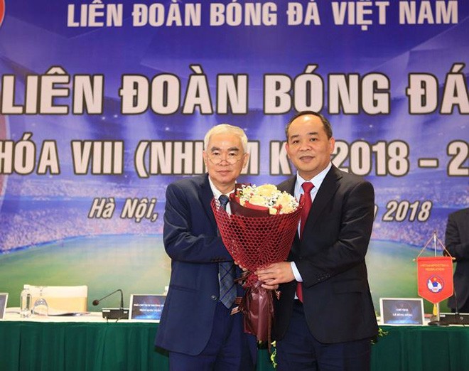Cựu Chủ tịch VFF Lê Hùng Dũng (trái) tặng hoa chúc mừng tân Chủ tịch Lê Khánh Hải 