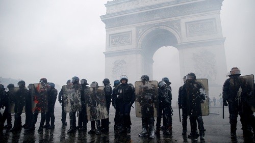 Pháp huy động xe bọc thép hứng 'bão' biểu tình mới