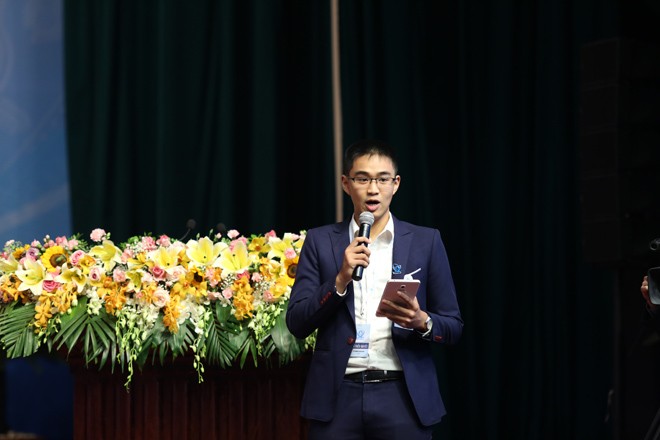Sinh viên Vũ Đình Hoàng, Phó Chủ tịch Hội Sinh viên khoa Luật, ĐH Quốc gia Hà Nội, trình bày tham luận tại Đại hội. Ảnh: Bình Minh