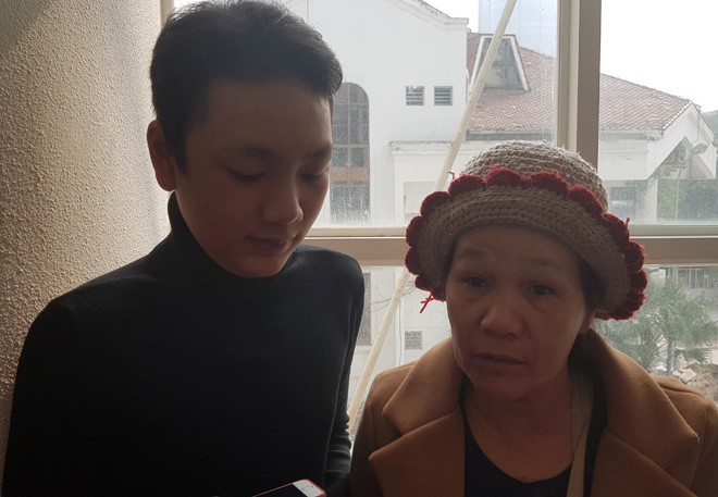 Bà Huỳnh Thị Ánh và con xúc động kể lại câu chuyện 