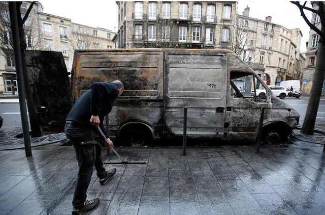 Công nhân vệ sinh dọn dẹp đống đổ nát sau cuộc biểu tình ngày 8/12 tại Paris. ảnh: Getty Images