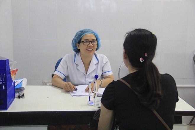 Bác sĩ tư vấn các biện pháp tránh thai cho người dân tại Trung tâm chăm sóc sức khỏe sinh sản TP Đà Nẵng. Ảnh: Thanh Trần 