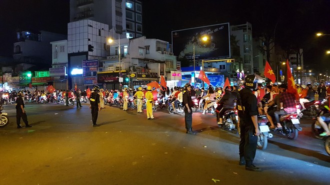 Hàng nghìn cảnh sát được huy động chống đua xe, gây rối trật tự. ảnh: PV 