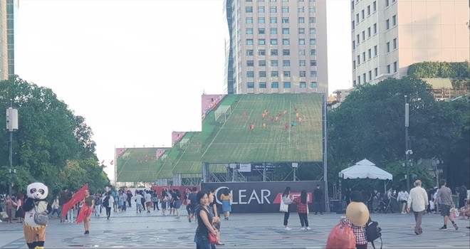 Hơn chục màn hình LED "khổng lồ" trên phố đi bộ Nguyễn Huệ. Ảnh: Văn Minh 