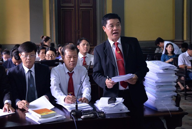 Ông Trương Đình Quý (Phó Tổng giám đốc Vinasun) cùng các luật sư tại tòa. Ảnh: Văn Minh