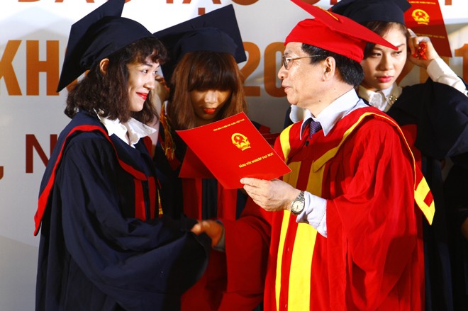 Sinh viên trong lễ nhận bằng tốt nghiệp. ảnh: Như Ý