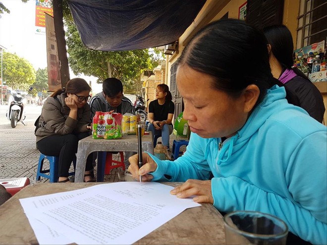 Một người dân thôn Đục Sơn ký đơn kêu cứu gửi cơ quan chức năng