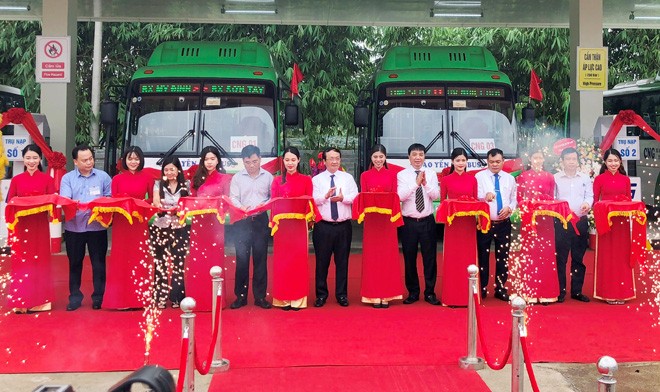 Lãnh đạo Sở GTVT và UBND TP Hà Nội cùng đơn vị liên quan cắt băng mở thêm nhiều tuyến trong năm 2018, giúp xe buýt tăng trưởng sản lượng trở lại. Ảnh: Trọng Đảng