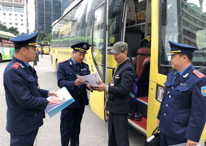 Cùng với tuần tra, Thanh tra GTVT Hà Nội đang nỗ lực thực hiện nhiều giải pháp để giảm ùn tắc, vi phạm giao thông. Ảnh: T.Đ