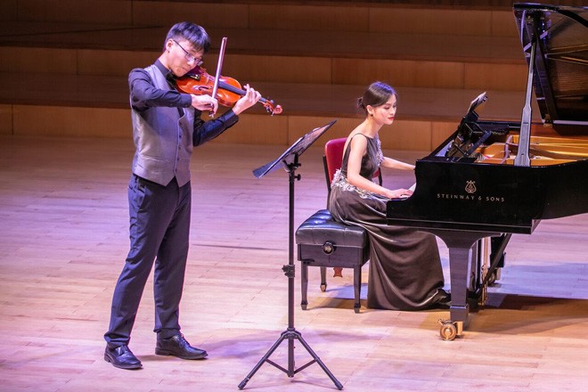 Pianis Bảo Quyên và violinist Quang Tiến trong hòa nhạc từ thiện “Sưởi Ấm”