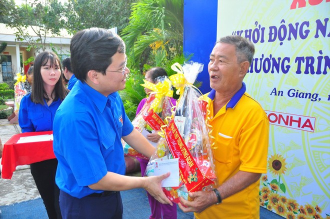 Anh Nguyễn Anh Tuấn, Bí thư thường trực Trung ương Đoàn tặng quà cho người dân biên giới. Ảnh: HÒA HỘI