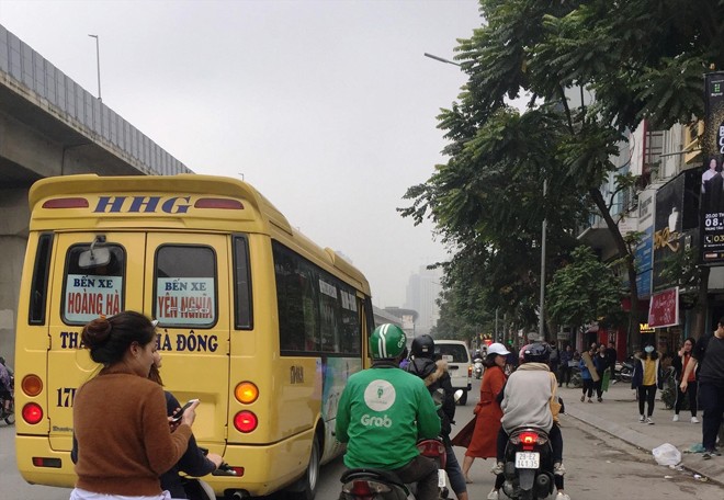 Bất chấp phương tiện đang lao đến, xe khách BKS 17B-01691 của nhà xe Hoàng Hà chạy tuyến Thái Bình - Hà Nội cho khách hàng xuống đường, gây ùn tắc và mất an toàn giao thông 