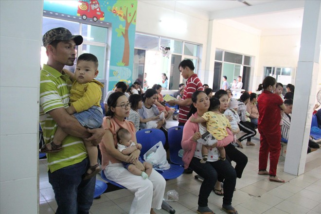 Tại Đà Nẵng, nhiều ông bố bà mẹ mệt mỏi xếp hàng, chờ đợi để có suất tiêm văc-xin 6 trong 1 cho con. Ảnh: Thanh Trần 