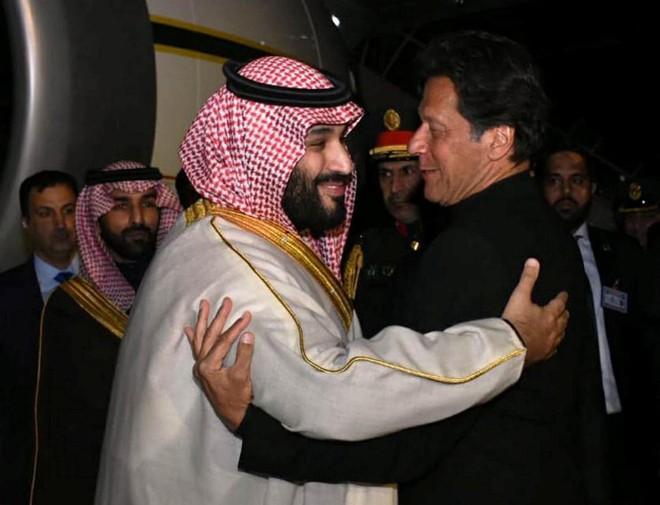 Thủ tướng Pakistan Imran Khan đón Thái tử Ả-rập Xê-út Mohammed bin Salman tại sân bay quân sự ở Rawalpindi, Pakistan.ảnh: Getty Images