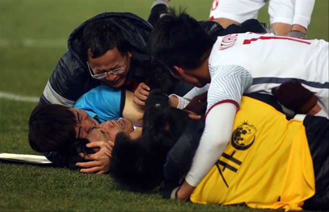 Vũ Văn Thanh khóc nức nở trong trận thắng U23 Qatar, ngay sau giây phút  ăn mừng “tay khoanh mặt vênh” gây bão năm ngoái. Ảnh: Nguyên Khôi