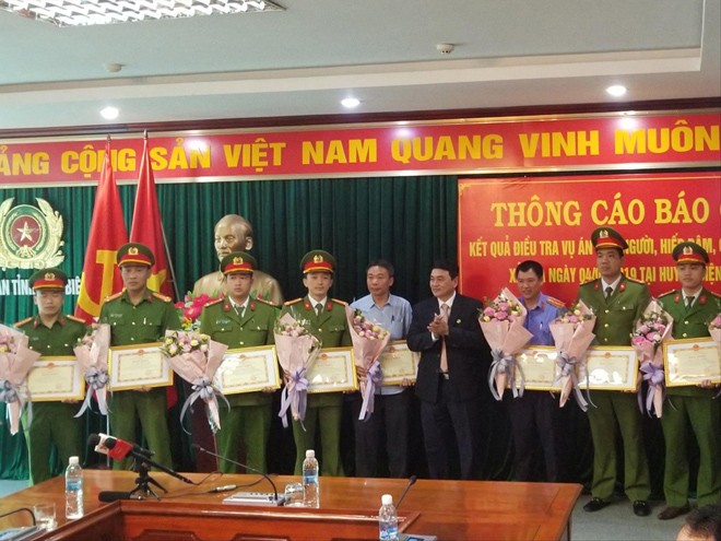 Lãnh đạo UBND tỉnh Điện Biên tặng hoa trao thưởng cho các cá nhân có thành tích tốt trong phá án 