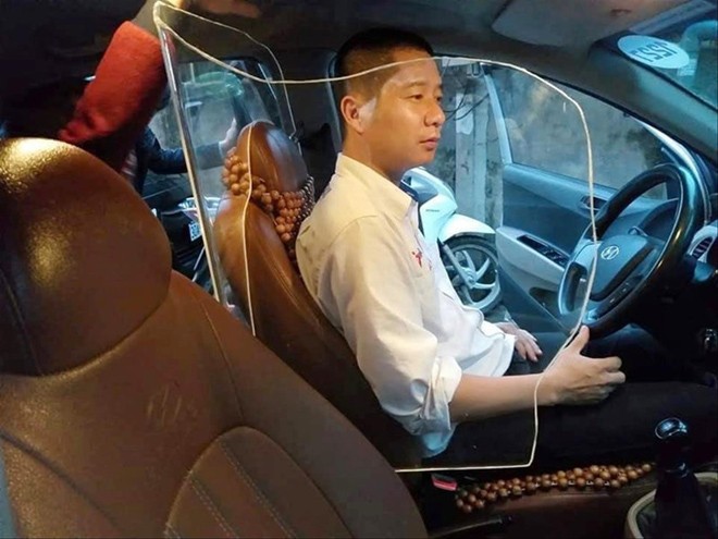 Một số tài xế taxi tại Hà Nội đã lắp vách ngăn cứng bằng tấm mê-ka 