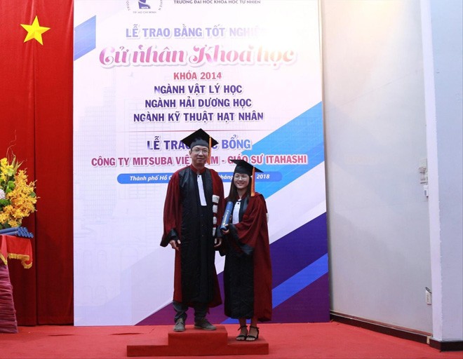 Châu Nguyệt Cẩm Vân (bên phải) trong lễ nhận bằng tốt nghiệp đại học. ảnh: NVCC 