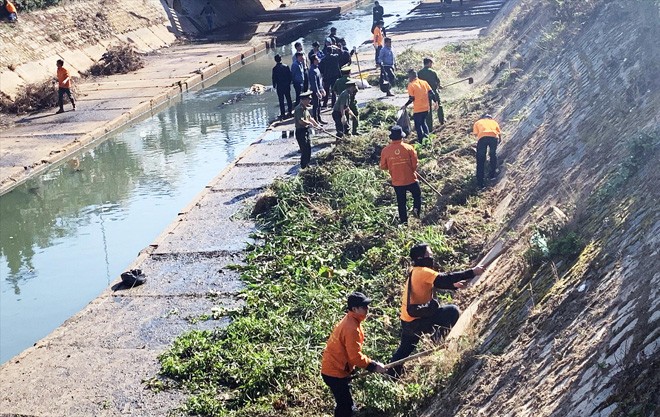 Bạn trẻ Lâm Đồng dọn rác bẩn ở suối Cam Ly. Ảnh: K.A 