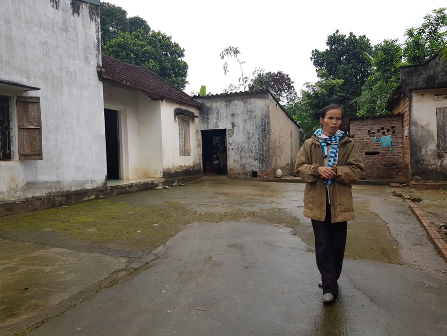  Bà Ngô Thị Sung (thôn 10) nằm trong diện tái định cư của dự án ĐHQGHN, nhưng đến nay bà vẫn chưa đồng ý di dời vì không đồng thuận với phương án của chủ đầu tư đưa ra