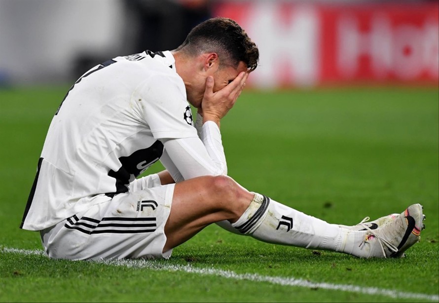 Ronaldo ôm mặt khóc sau trận thua Ajax và cùng Juventus bị loại khỏi Champions League