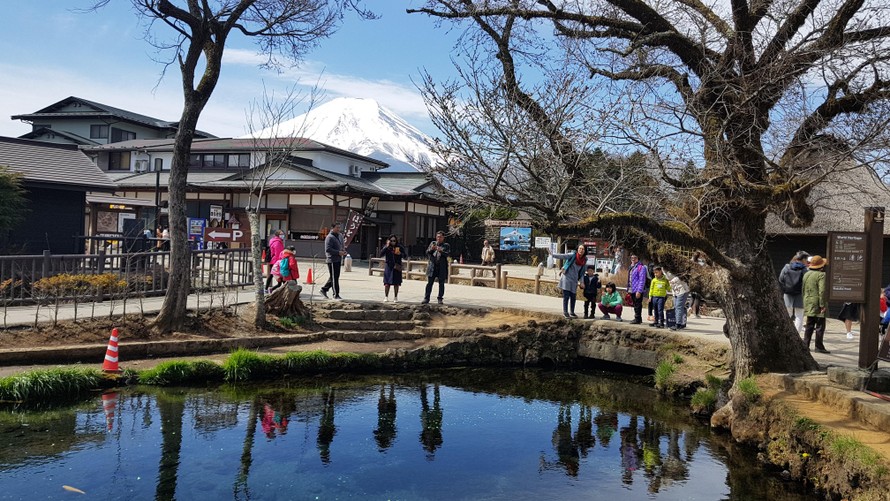 Núi Phú Sĩ nhìn từ một ngôi làng