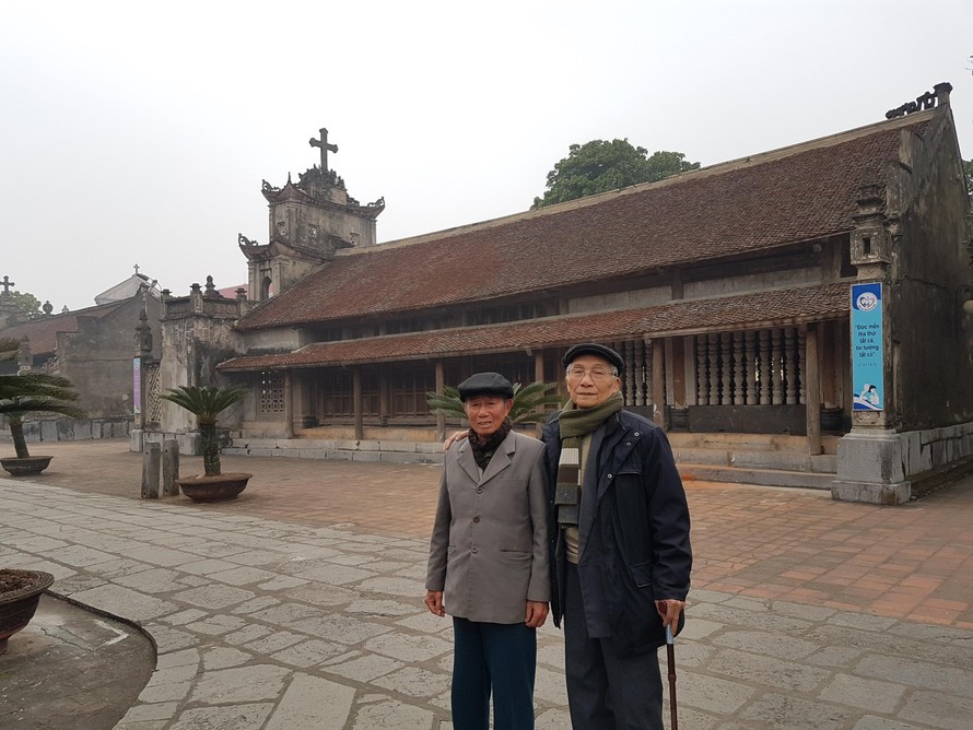 Ông Ngô Xuân Tựa (trái) và nhà báo Phạm Thanh. Ảnh: xuân ba 