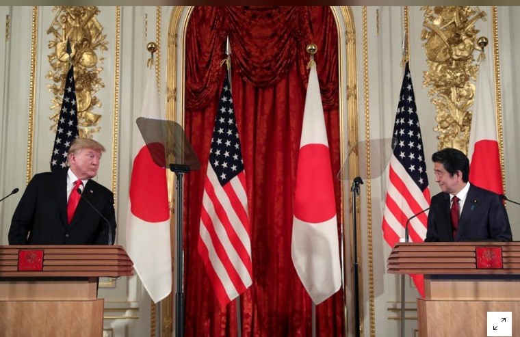 Tổng thống Mỹ Donald Trump và Thủ tướng Nhật Shinzo Abe tại cuộc họp báo chung ngày 27/5 tại Tokyo. ảnh: Getty Images 