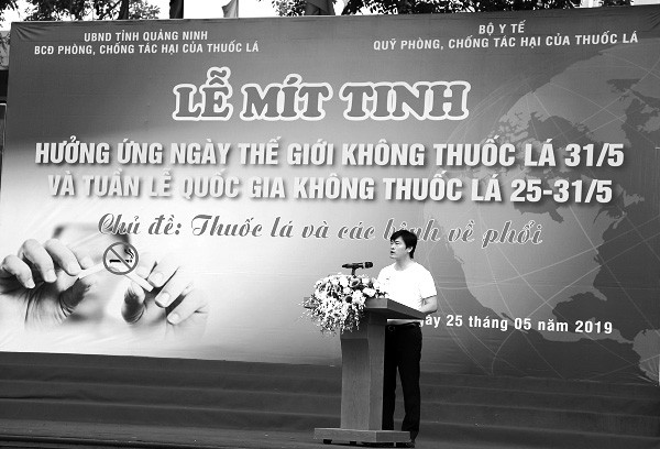 Đồng chí Nguyễn Trọng Diện, Giám đốc Sở Y tế, Trưởng Ban chỉ đạo Phòng, chống tác hại của thuốc lá tỉnh Quảng Ninh phát biểu tại buổi Lễ mít tinh