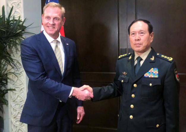 Quyền Bộ trưởng Quốc phòng Mỹ Patrick Shanahan và Bộ trưởng Quốc phòng Trung Quốc Ngụy Phượng Hòa bên lề Đối thoại Shangri-La hôm 31/5. Ảnh: The Strait Times