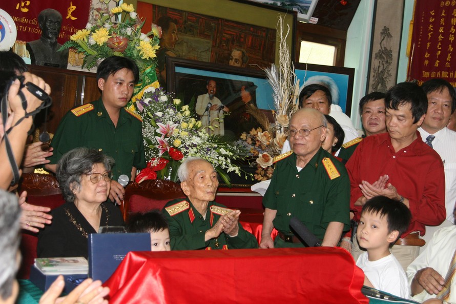 Đại tá Nguyễn Huyên (bên phải Đại tướng) trong Lễ dâng Kiếm lệnh và Trống đồng 