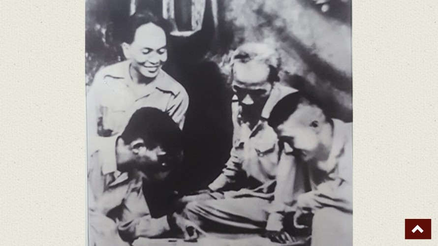 Ban chỉ huy Trung đoàn 88 (Trung đoàn Tu Vũ), Đại đoàn 308 báo cáo tình hình đơn vị với Chủ tịch Hồ Chí Minh và Đại tướng Võ Nguyên Giáp trong chiến dịch Biên giới, năm 1950. (Ảnh tư liệu Bảo tàng Lịch sử Quân sự Việt Nam)