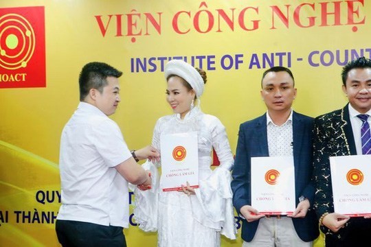 Bà Phạm Nữ Hiền Ngân được trao danh hiệu Nữ hoàng văn hóa Tâm Linh. ảnh: TL
