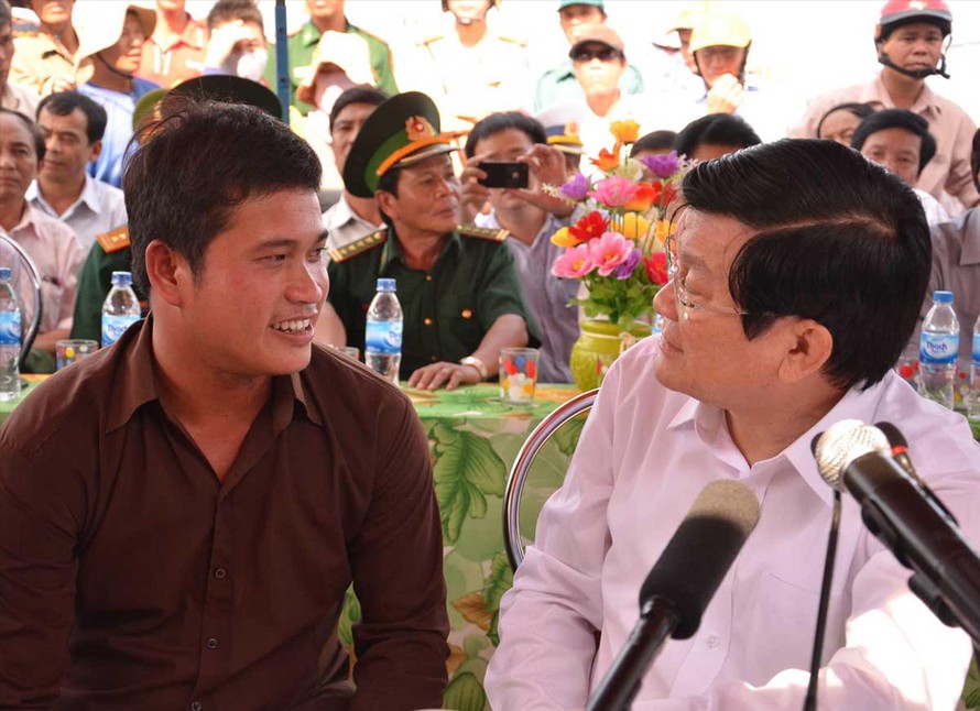 Chủ tịch nước Trương Tấn Sang trong chuyến thăm và làm việc tại Lý Sơn ngày 15/4/2013 đã trò chuyện, động viên thuyền trưởng Bùi Văn Phải. ảnh: Lê Văn Chương 