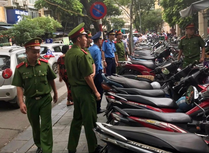 Lực lượng liên ngành kiểm tra, xử lý vi phạm vỉa hè khu vực tại Bệnh viện Việt Đức
