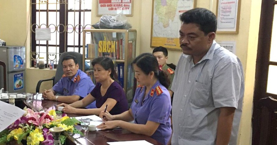 Bị can Nguyễn Thanh Hoài nghe đọc quyết định khởi tố - Ảnh công an cung cấp