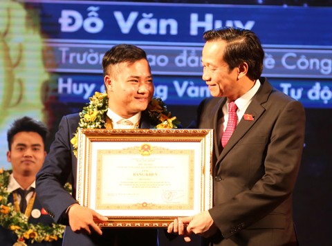 Đỗ Văn Huy nhận Bằng khen của Thủ tướng vì thành tích Huy chương Vàng Tay nghề ASEAN 2016