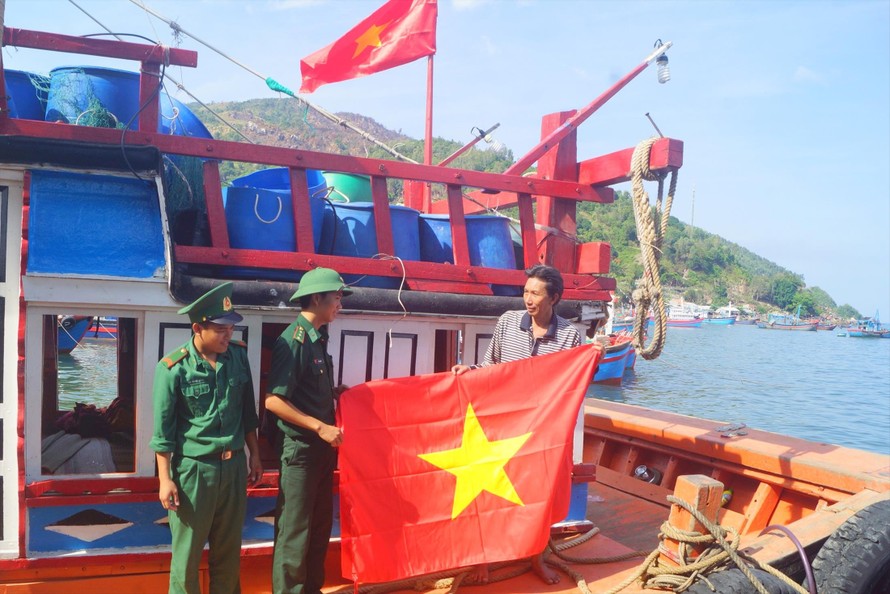 Trạm KSBP Đại Lãnh (Đồn Biên phòng Đầm Môn) tặng cờ Tổ quốc cho ngư dân. ẢNH: NGUYỄN MINH